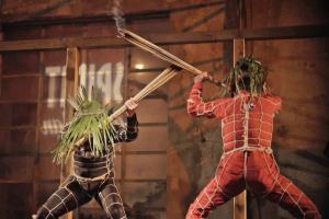 鬼が火合わせをしている写真