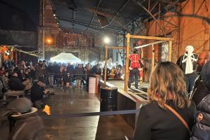 賑わう会場の写真