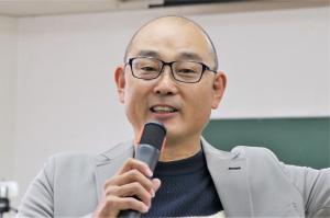 あいさつをする都築代表理事