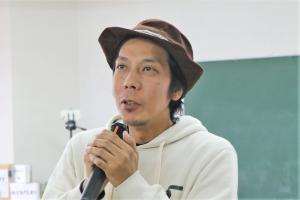 あいさつをする佐藤代表取締役