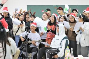 みんなで楽しく歌を歌う様子