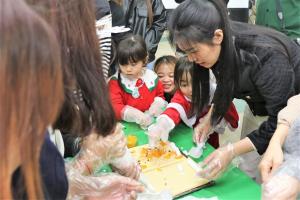 みんなでケーキを作る様子