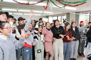 ビンゴゲームは大盛り上がり