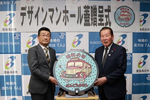 デザインマンホール蓋を真ん中にした記念写真