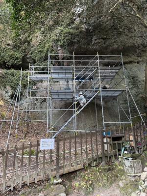 熊野磨崖仏除去作業の様子2枚目