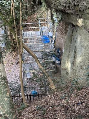 熊野磨崖仏除去作業の様子3枚目