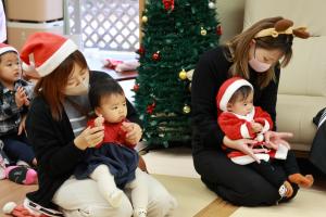 手遊びを楽しむ親子の写真