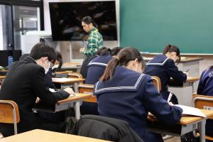 問題を解いている生徒たちの後ろ姿の写真