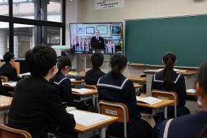 テレビ配信での開講式の写真