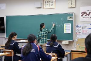 解説している講師と解説をきいている生徒たちの写真