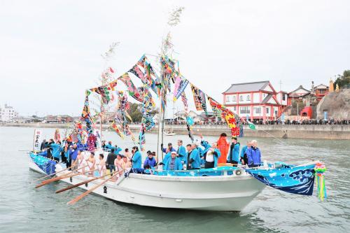 上流へ向かう宝来船