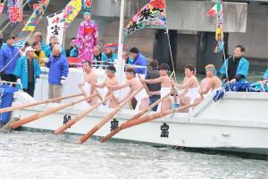 舟をこぐ漕ぎ手たち