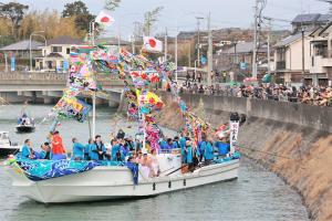 宝来船と集まった観衆