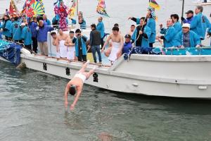 川に飛び込む漕ぎ手