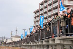 川沿いに集まった多くの観衆