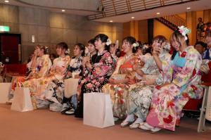 アトラクションで笑顔を見せる参加者の写真