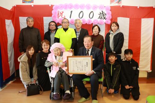 中野さんとご親族の方々と佐々木市長の集合写真