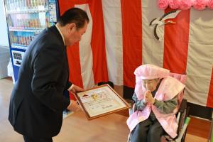 佐々木市長から褒賞状などを受け取る中野さんの写真