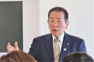 あいさつをする佐々木市長