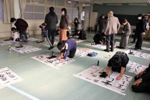 書き初めをしている児童たちの全体写真