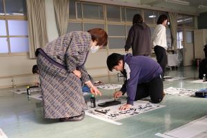 地域の方の指導を受けている児童の写真