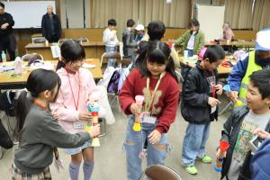 岩尾さん手作りのおもちゃで遊ぶ子どもたちの写真