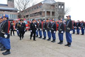 人員服装点検をしている写真