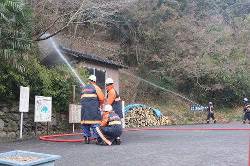 消防車を使った防火訓練中の写真