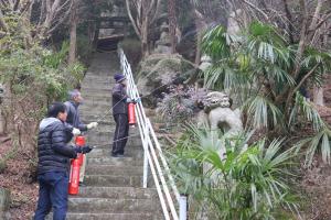 消火器での消火訓練の写真