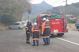 訓練中の消防団と消防署員の写真