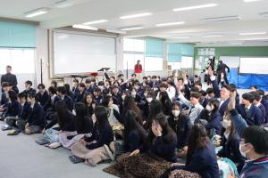 クイズに答える生徒たちの写真