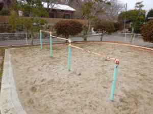 白石児童公園砂場、低鉄棒