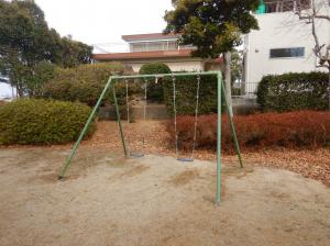 来縄児童公園ブランコ