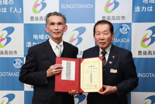 高井さんと佐々木市長の記念写真