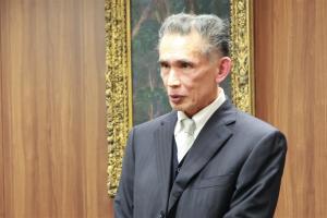 高井さんがあいさつをしている写真