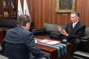 高井さんと佐々木市長が談笑している写真