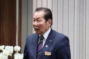 あいさつをしている佐々木市長の写真