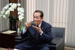 天ぷらを食べている佐々木市長の写真