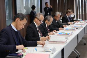 審議している参加者の写真2枚目