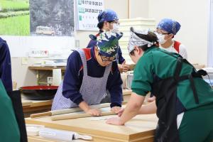 高校生からアドバイスをうけている中学生の写真