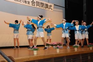 草地踊りを踊っている児童たちの写真