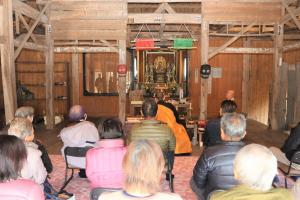 鬼絵護摩焚きの様子を後ろから撮った写真