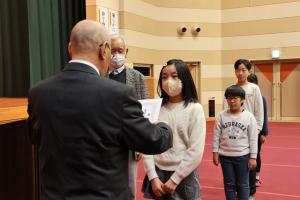 章子祭の俳句・短歌の入賞者の発表と表彰の写真