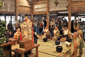 昼の勤行の様子