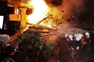 タイアゲでのたいまつ同士をぶつける様子