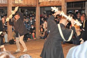 希望する観客が香水（こうずい）を体験する様子