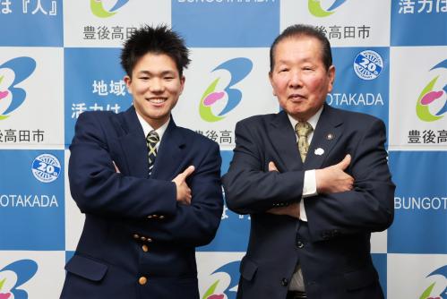 小林汰馳さんと佐々木市長の記念写真