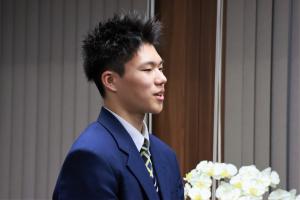 決意表明をする小林さんの写真