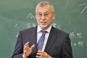 生徒たちに語り掛ける岡垣社長