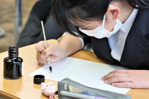 ガラスペンで字を書く様子